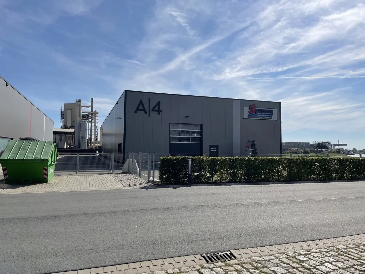 Foto der Halle A4 am Allerkai. Abgebildet ist eine große Halle mit Wareneingang.